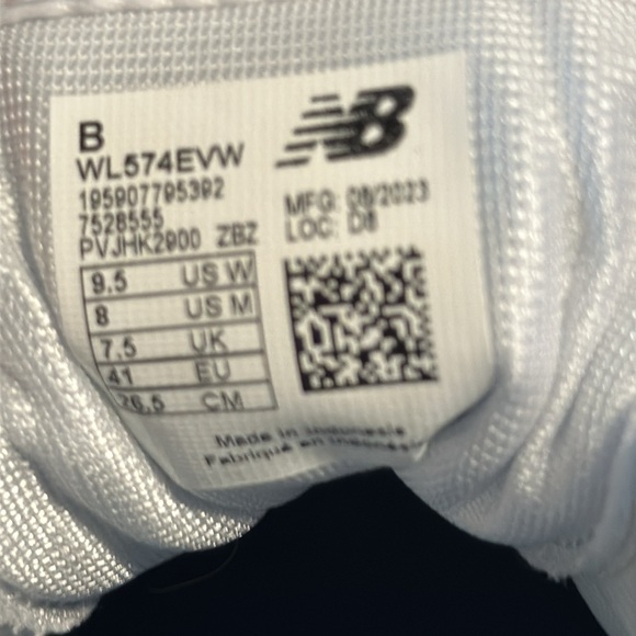New Balance 574s. Women9.5 or men 8 - Picture 8 of 8